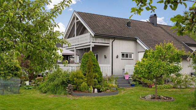 Velkommen til Brekkeveien 72 - Enebolig med stor tomt med fine uteplasser og pent opparbeidet hage