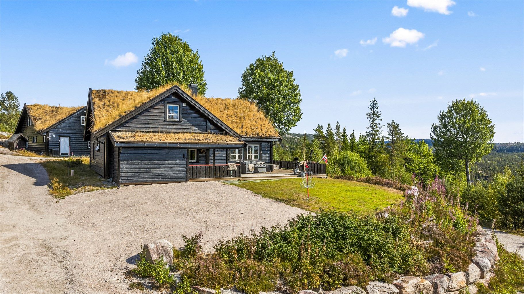 Eiendommen ligger fint til i terrenget. Foto: [Fotograf Magik]
