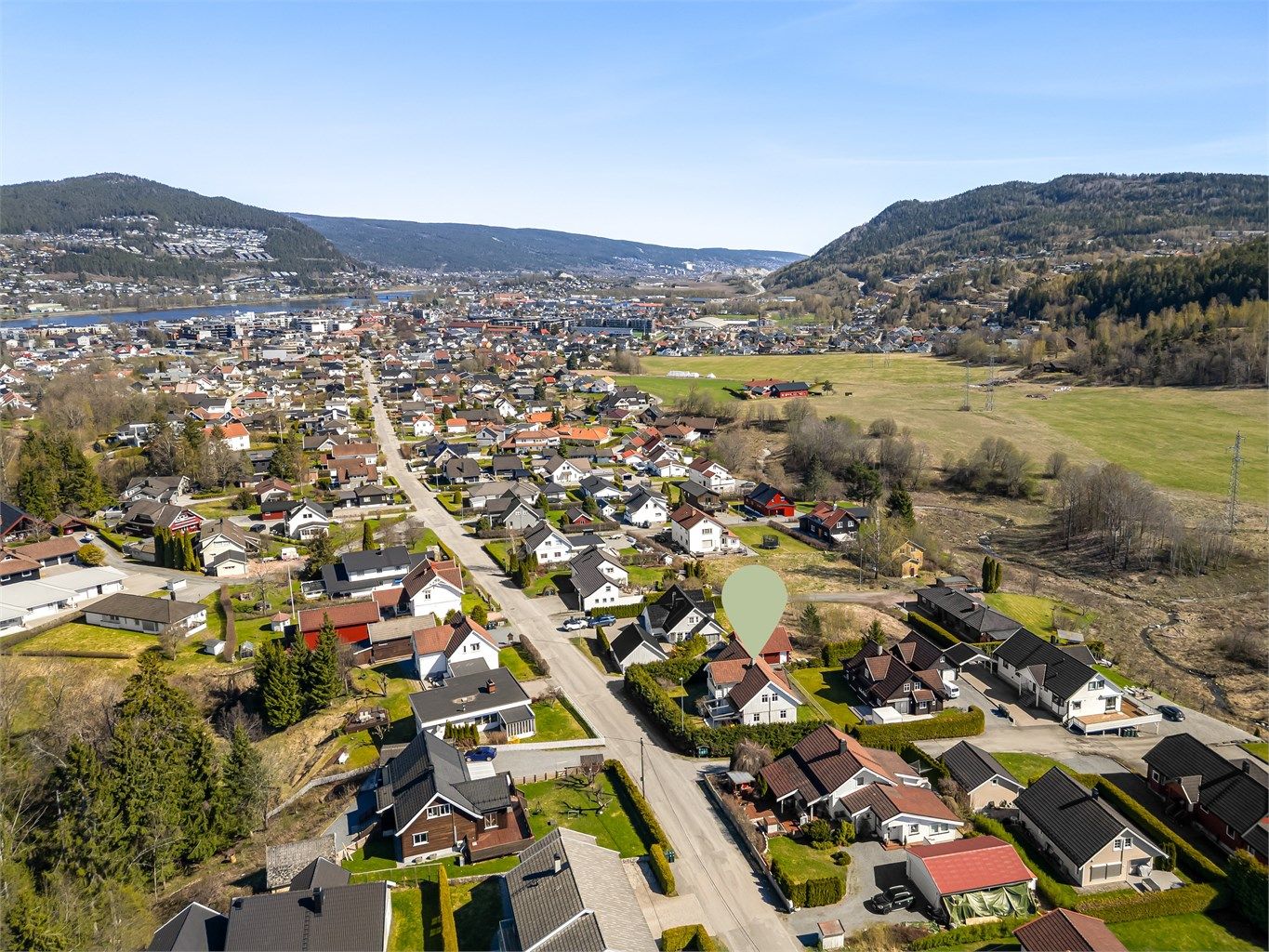 En attraktiv beliggenhet med kort vei til alt en aktiv familie trenger i hverdagen.