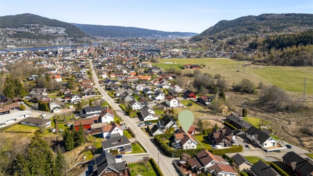 En attraktiv beliggenhet med kort vei til alt en aktiv familie trenger i hverdagen.