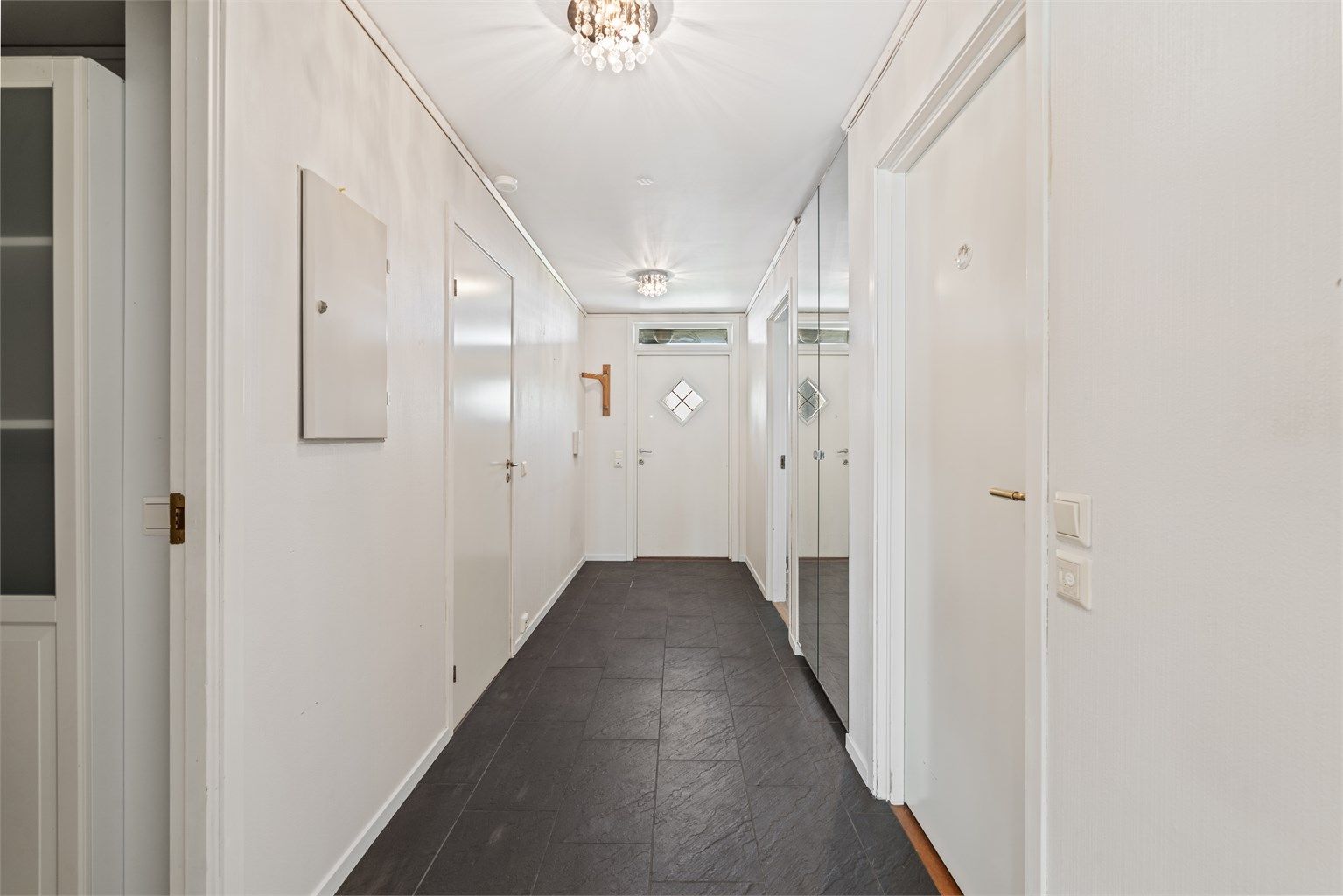 Fra entreen er det speilgarderobe og inngang til en praktisk innvendig bod.