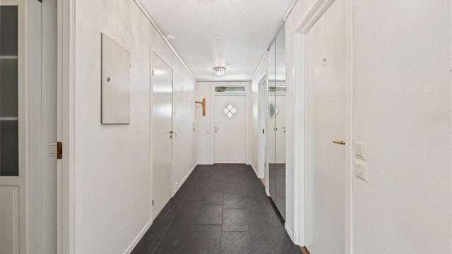 Fra entreen er det speilgarderobe og inngang til en praktisk innvendig bod.
