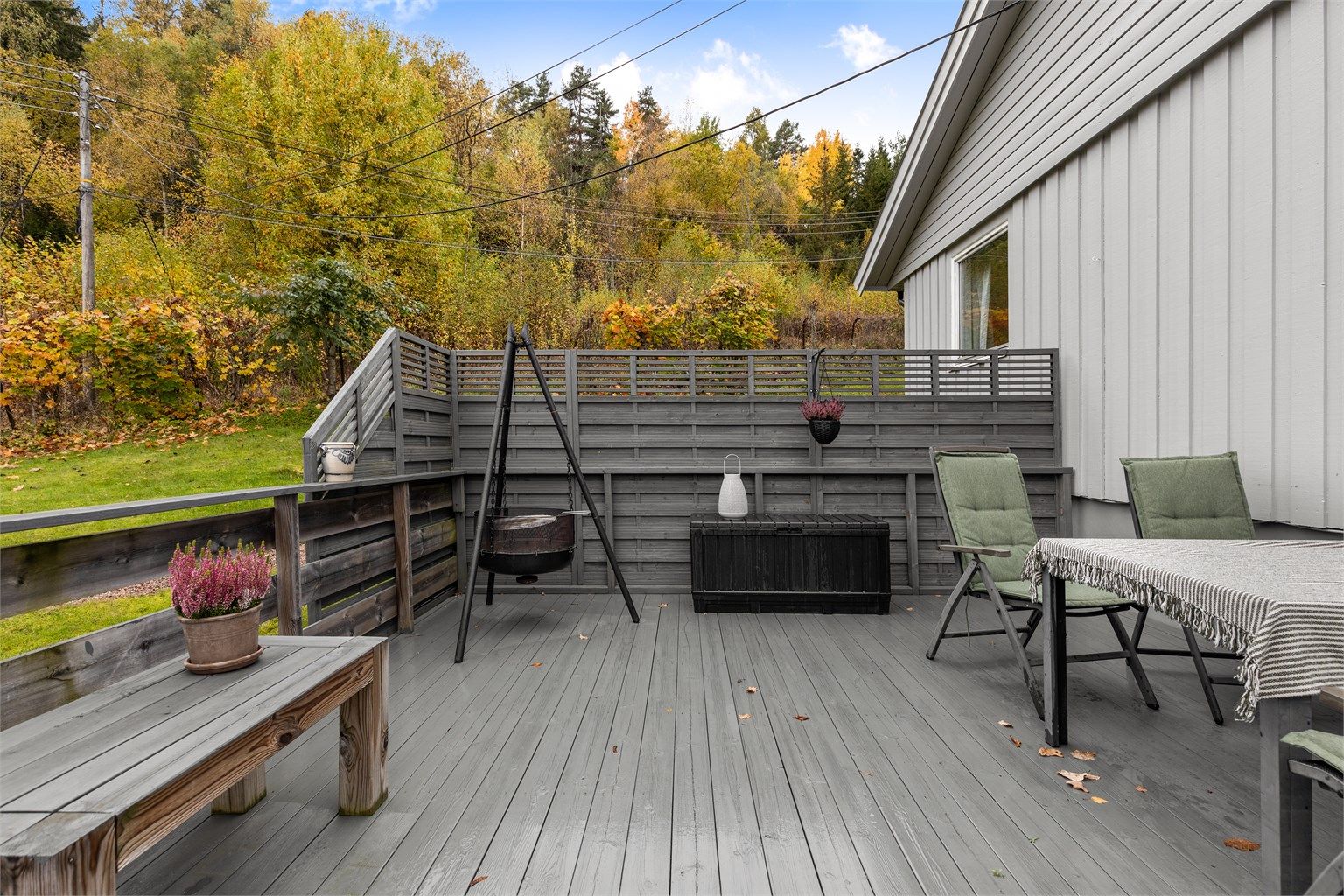 På sørvest-siden av huset er det en terrasse på 19 kvm. Her er det god plass til utemøbler og ettermiddag- og kveldssolen kan nytes med familie eller venner.