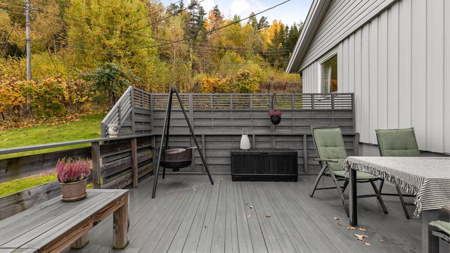 På sørvest-siden av huset er det en terrasse på 19 kvm. Her er det god plass til utemøbler og ettermiddag- og kveldssolen kan nytes med familie eller venner.