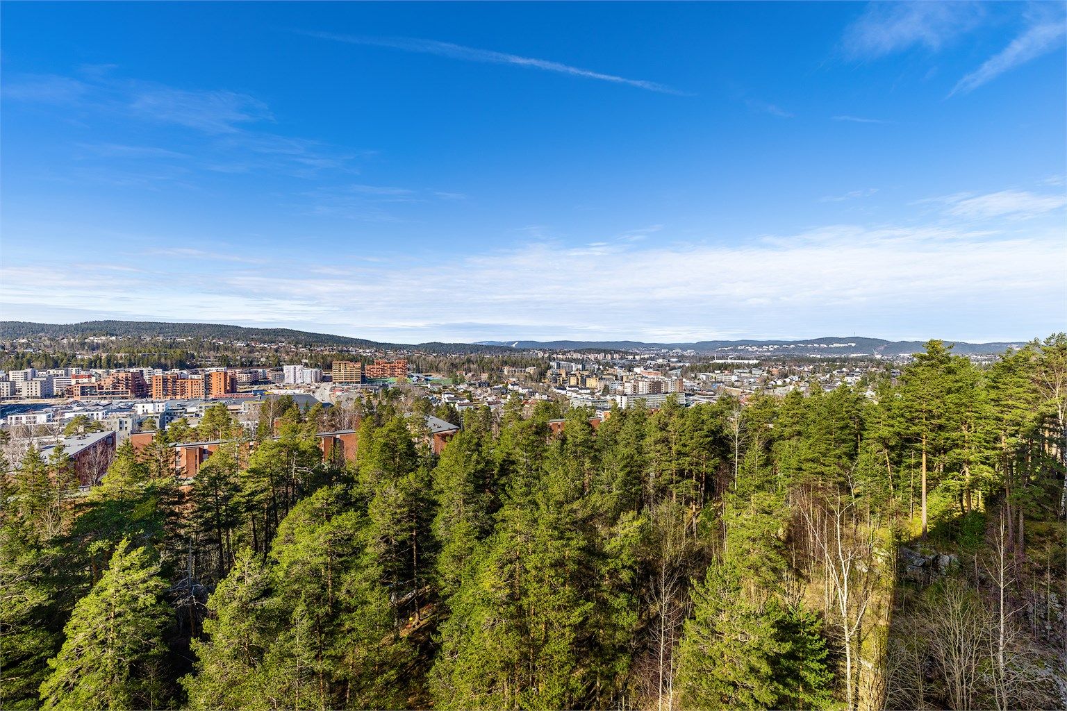 Leiligheten har en 13 kvm stor innglasset balkong hvor man kan nyte utsikten på klare dager.