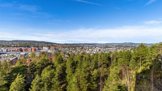 Leiligheten har en 13 kvm stor innglasset balkong hvor man kan nyte utsikten på klare dager.