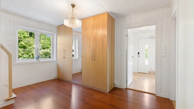 Møblerbar hall i første etasje med adkomst til soverom og bad.