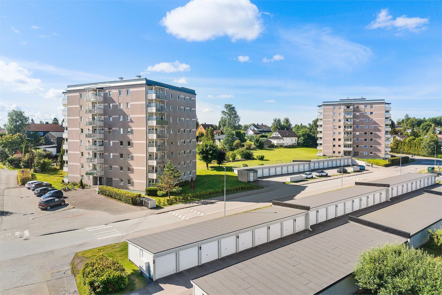 Det medfølger en garasjeplass i felles anlegg, utstyrt med elbil-lader.