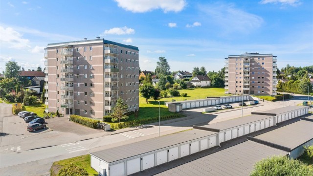 Det medfølger en garasjeplass i felles anlegg, utstyrt med elbil-lader.