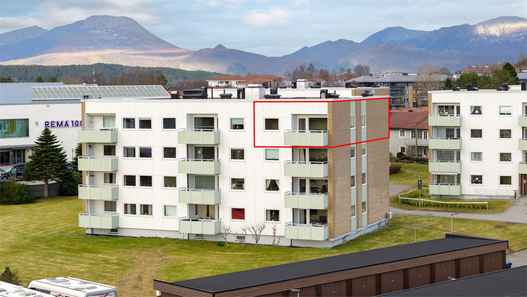 Leiligheten er beliggende i øverste etasje på enden mot sydvest