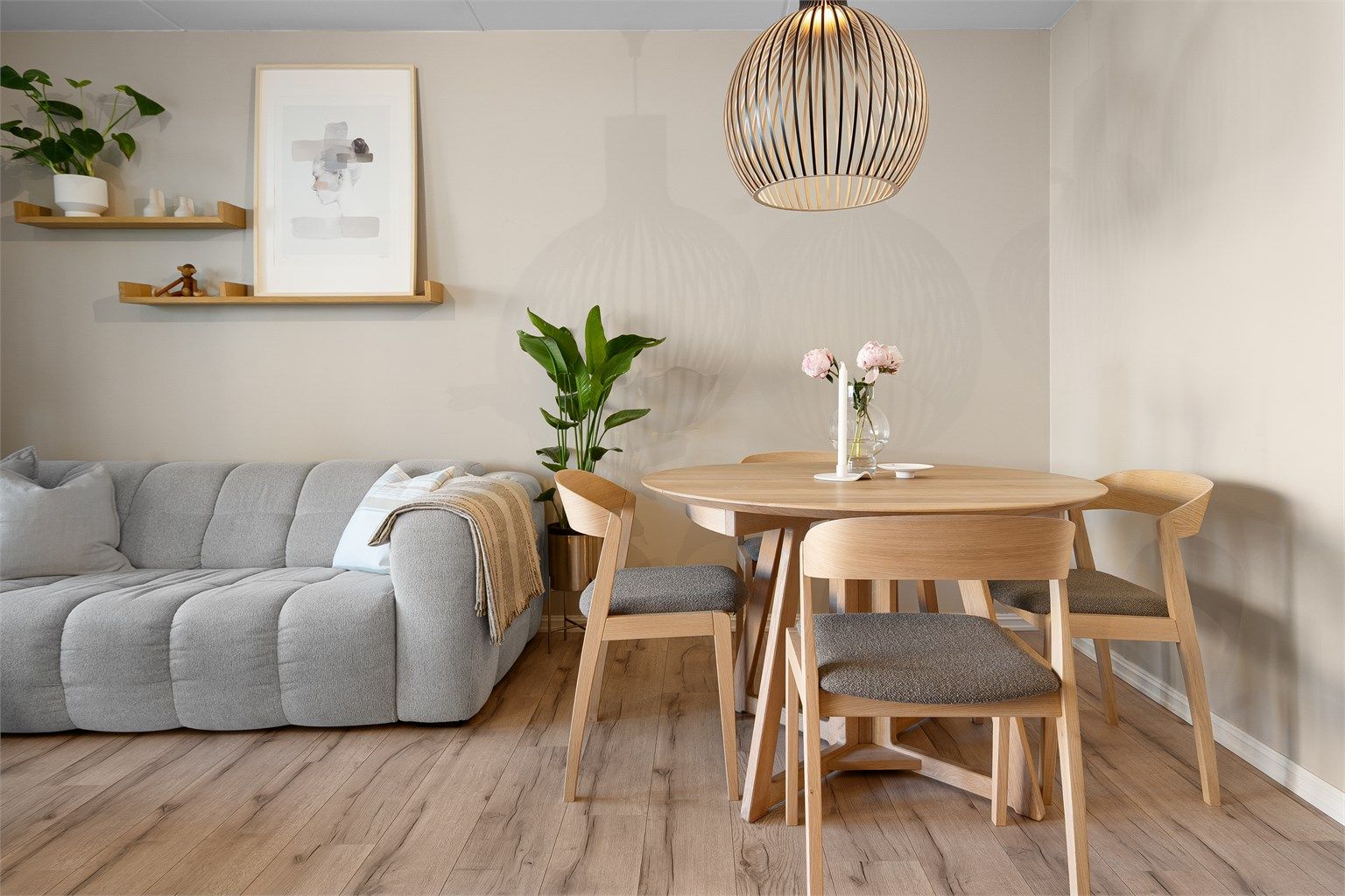I stuens hjørne er det plass til hyggelig spisegruppe. 