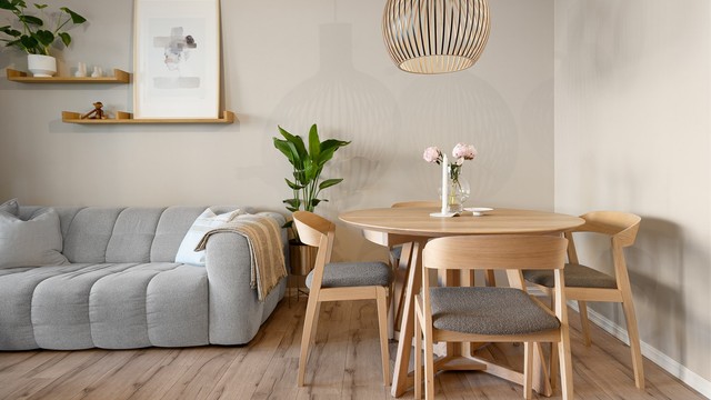 I stuens hjørne er det plass til hyggelig spisegruppe.
