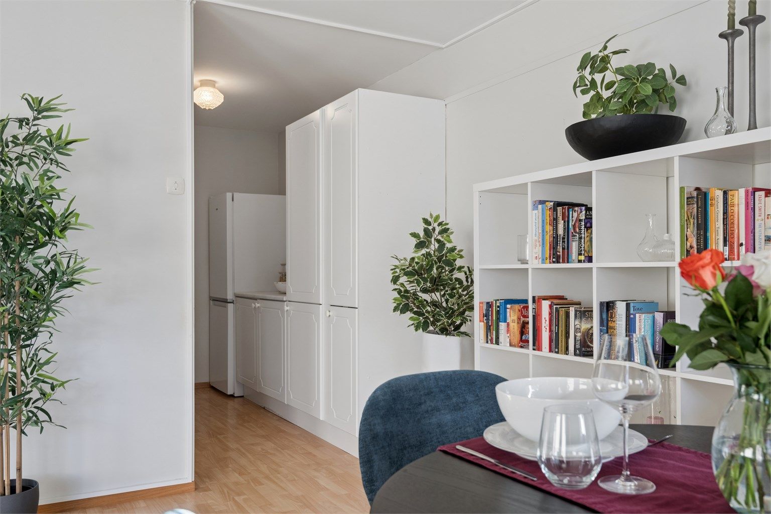 Kjøkkenet ligger i delvis åpen løsning til stuen, men er samtidig litt tilbaketrukket fra sofakroken.