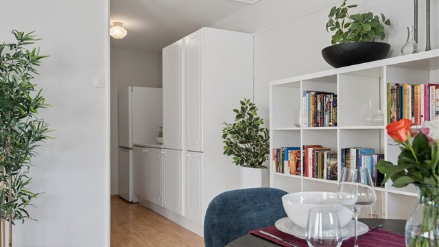 Kjøkkenet ligger i delvis åpen løsning til stuen, men er samtidig litt tilbaketrukket fra sofakroken.