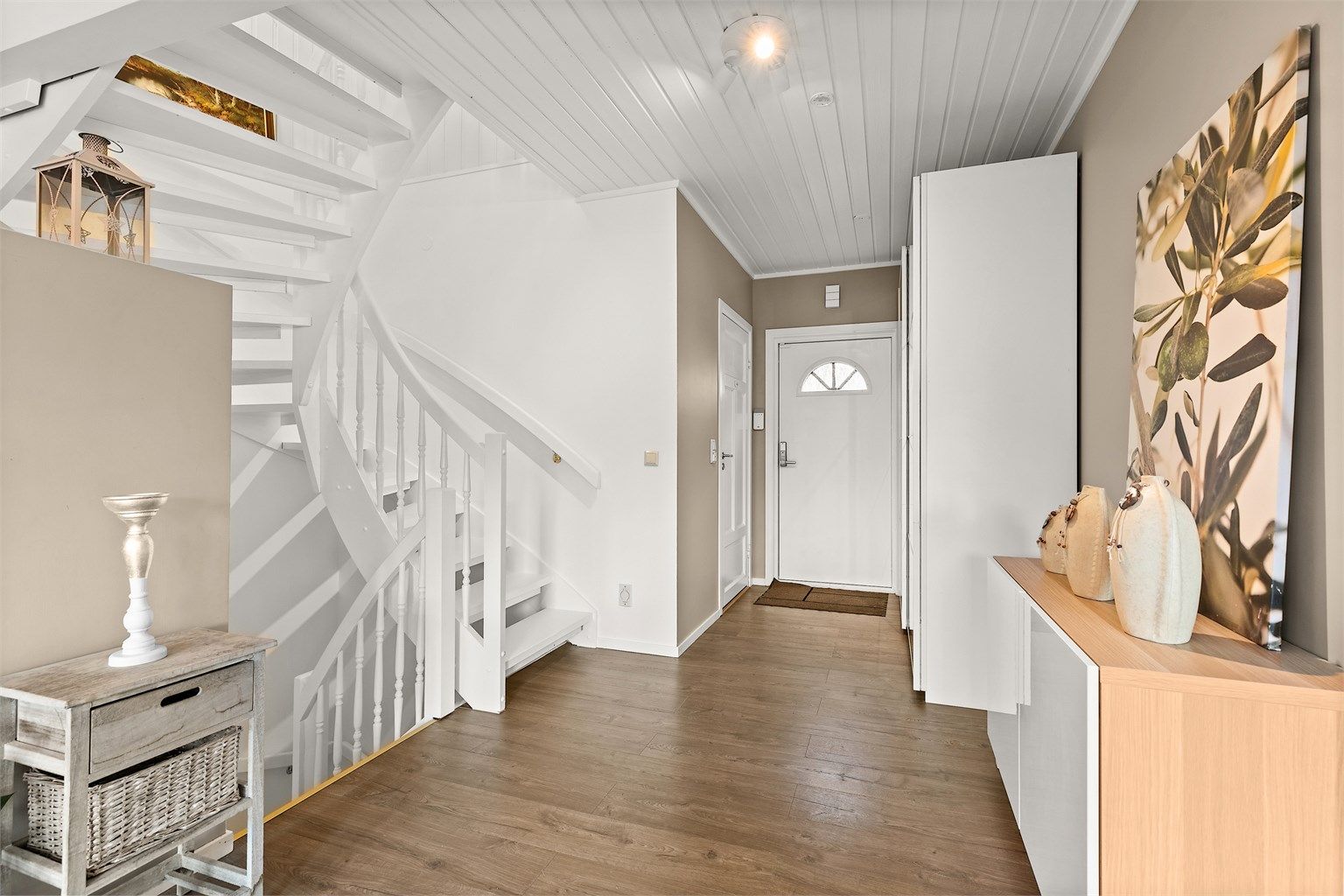 Inngangen er romslig med god mulighet til å henge opp jakker og sko i tilhørende garderobeskap.