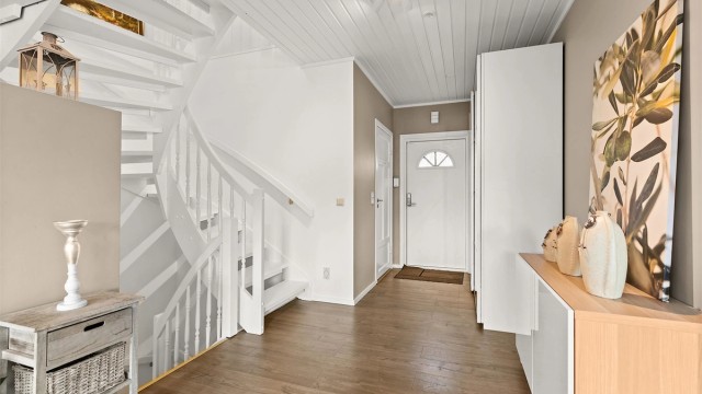 Inngangen er romslig med god mulighet til å henge opp jakker og sko i tilhørende garderobeskap.