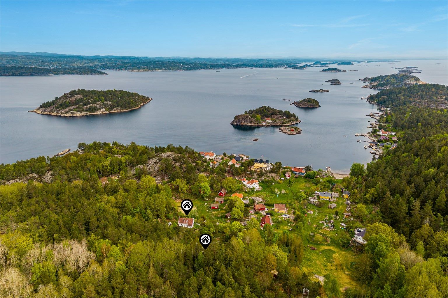 Arøybukta ligger rett ut for Valle med utsikt utover vakker skjærgård med flere holmer i sikte.