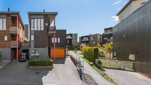 Boligen har en flott beliggenhet på Justneshalvøya med nærhet til turmuligheter, aktivitetstilbud m.m.