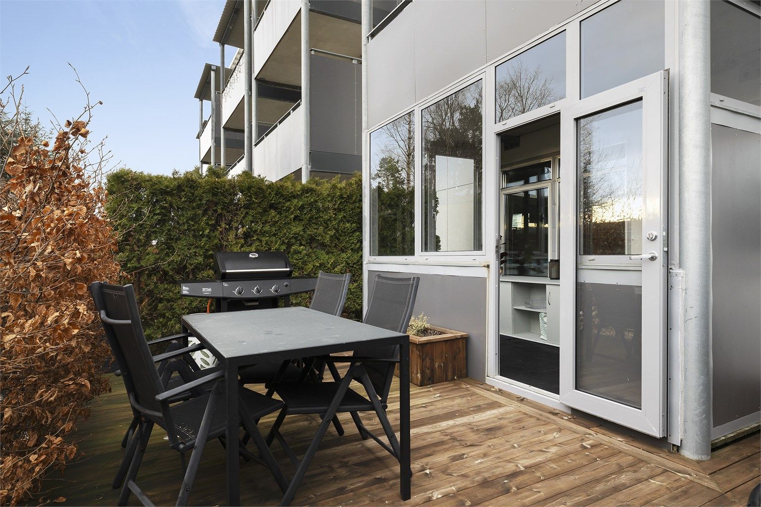Beplantningen sørger for lite innsyn og det er god plass til både sittegruppe og grill. Den skjermede uteplassen er noe av det selger trekker frem som mest positivt med leiligheten