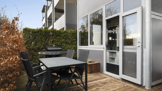 Beplantningen sørger for lite innsyn og det er god plass til både sittegruppe og grill. Den skjermede uteplassen er noe av det selger trekker frem som mest positivt med leiligheten