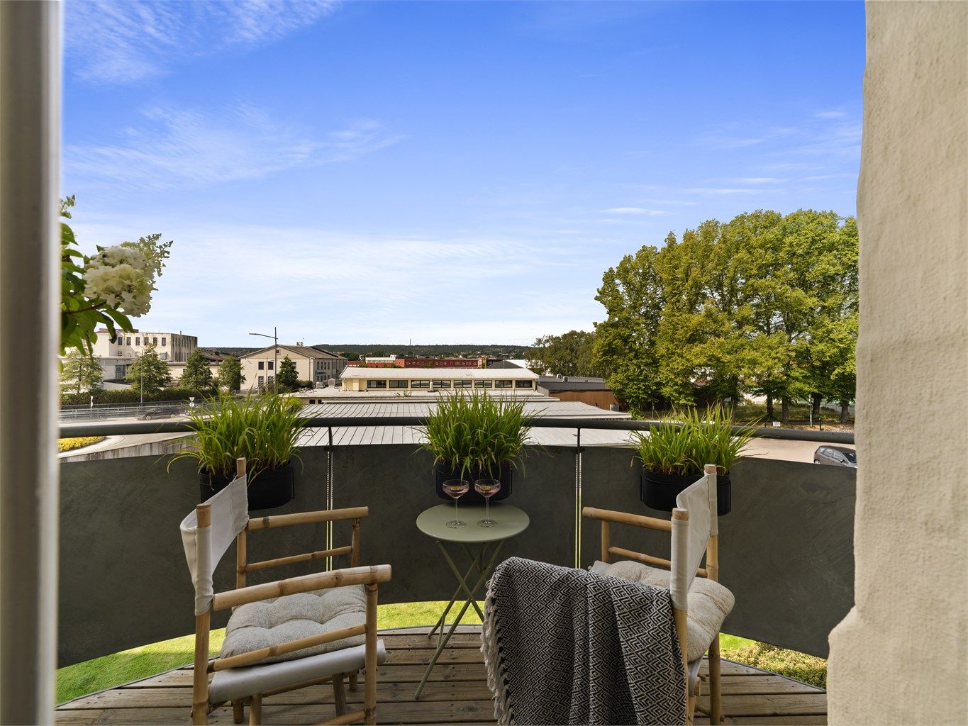 Leiligheten inngår i andre etasje og er i sin helhet orientert mot vest. Sommerstid er det sol på balkongen fra rundt kl. 14 til solnedgang.