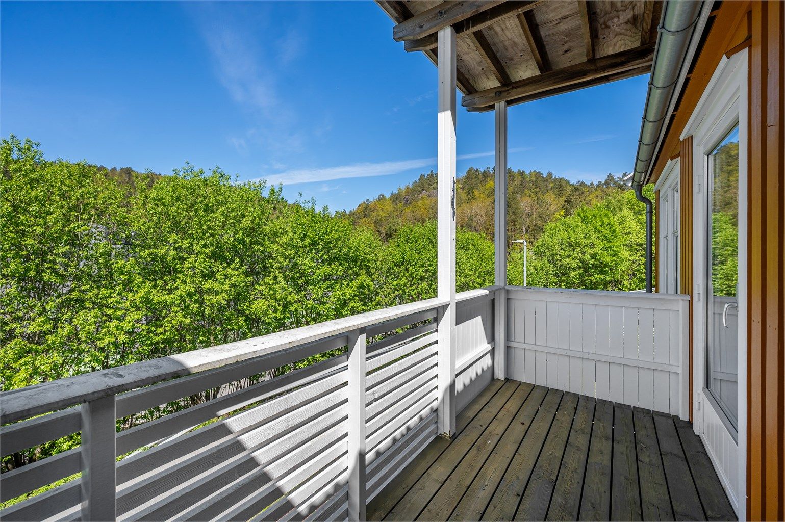 Fra stuen er det utgang til en vestvendt terrasse på 7 m²