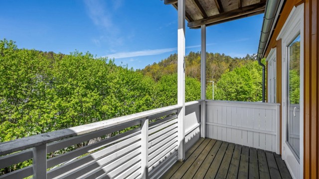 Fra stuen er det utgang til en vestvendt terrasse på 7 m²