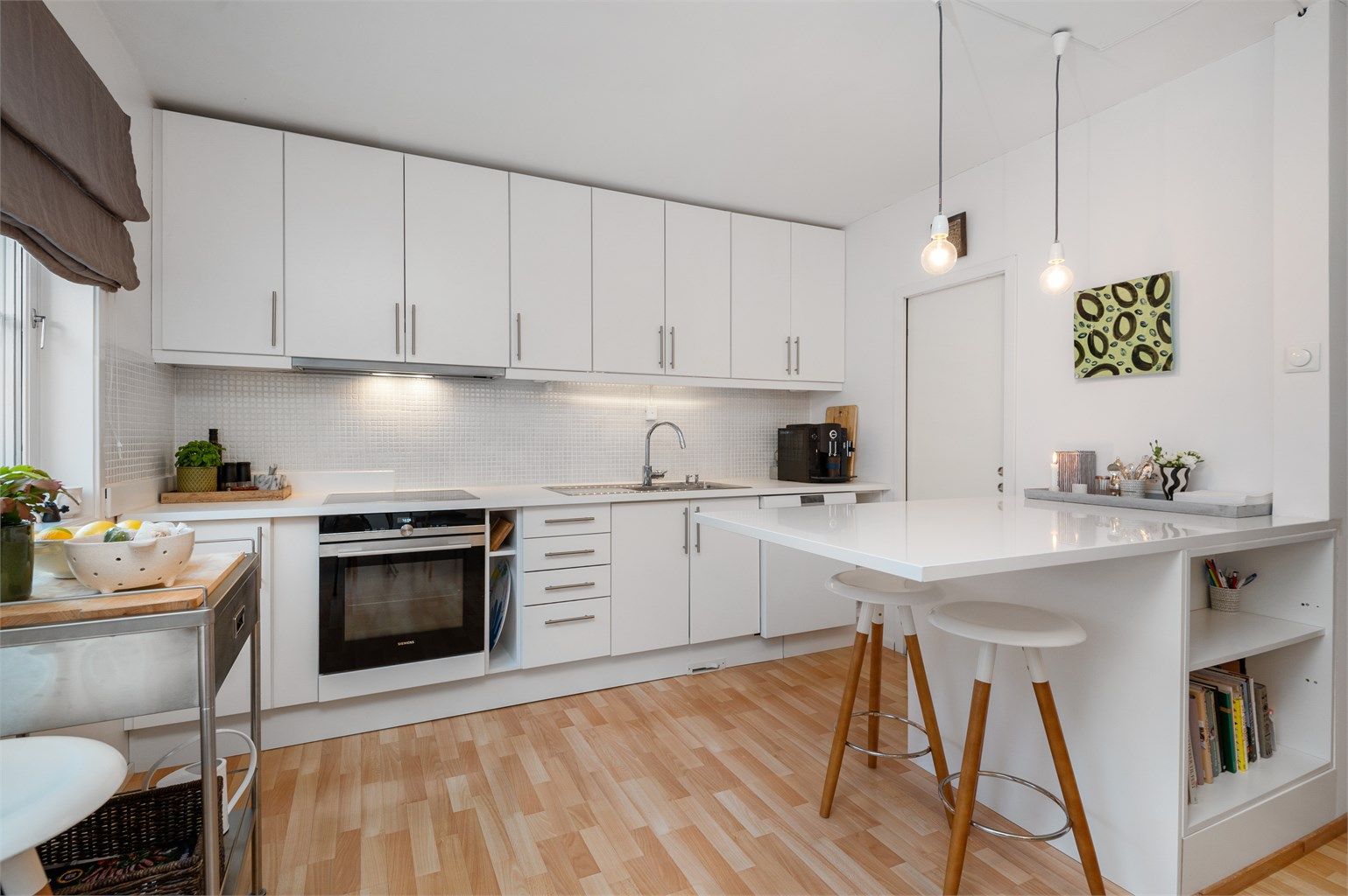 Store deler av boligen ble innvendig renovert i 2013, med blant annet plassbygget kjøkkeninnredning med kjøleskuff innlemmet i kjøkkenøya. 