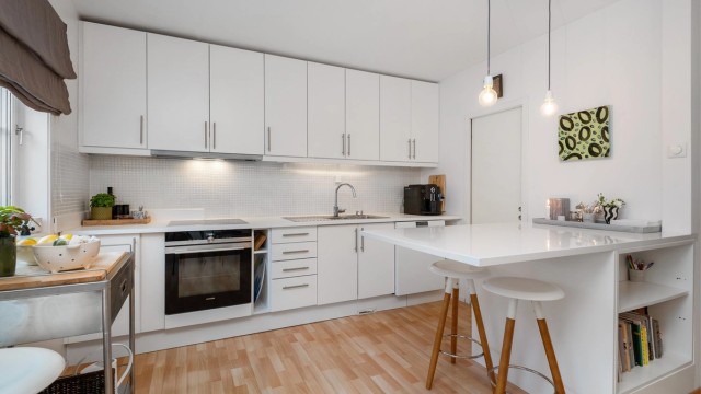 Store deler av boligen ble innvendig renovert i 2013, med blant annet plassbygget kjøkkeninnredning med kjøleskuff innlemmet i kjøkkenøya.