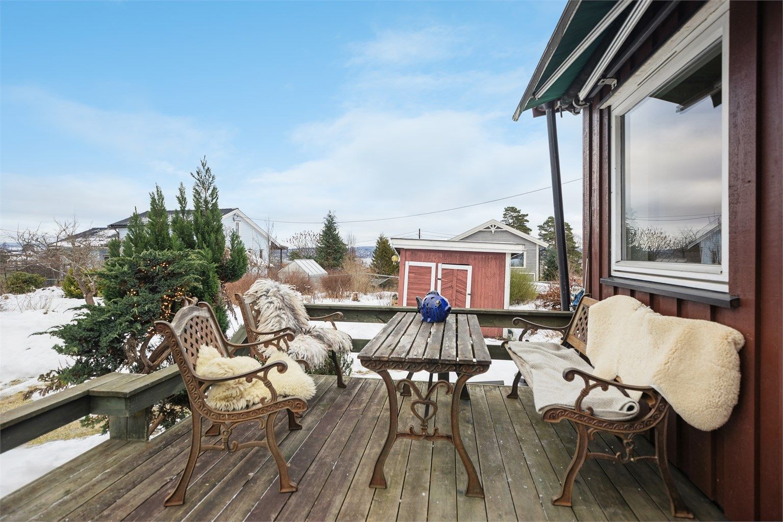 I tillegg har stua utgang til en deilig terrasse på hele 34 kvm. Med fine lys- og solforhold og et glimt av sjøen, ligger alt til rette for å nyte sommerdagene til fulle.