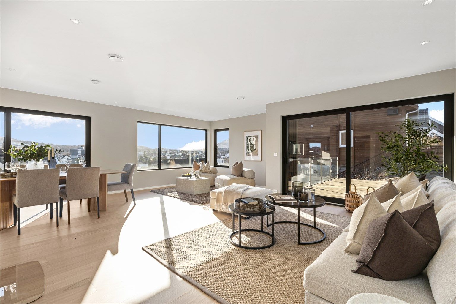 Store vindusflater i stuen gir rikelig med naturlig lys og en luftig atmosfære.