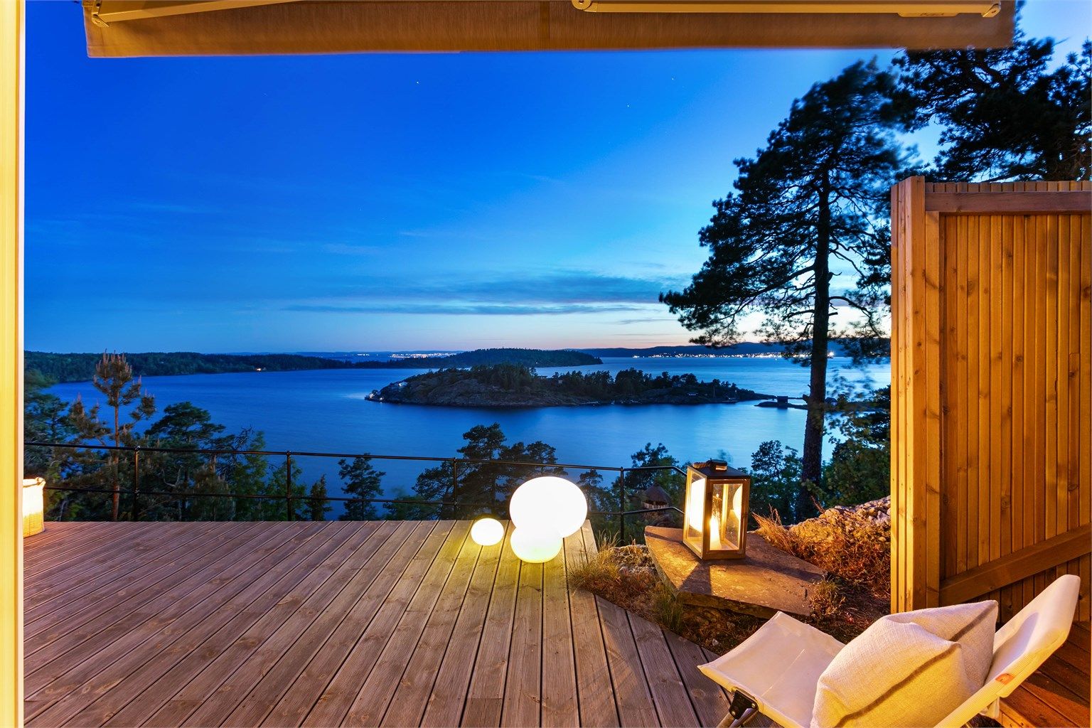 Vakker, uhindret utsikt rett ut gjennom stuens åpne foldedør.