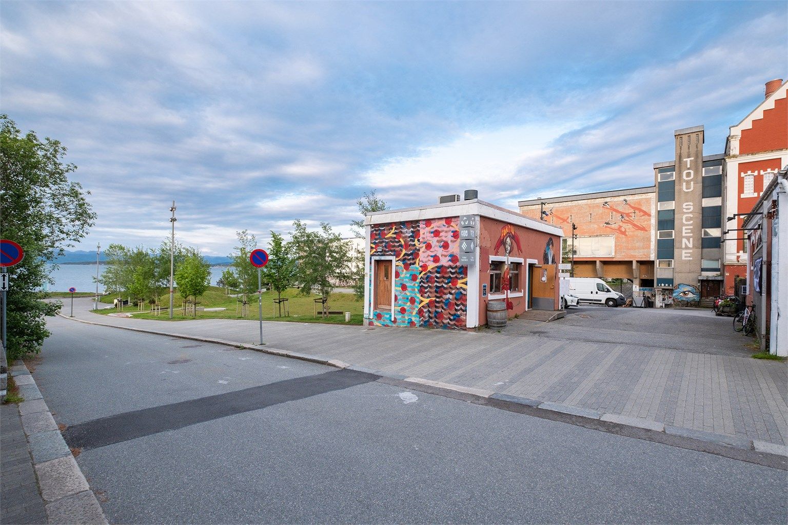 Baren Øst og Resepsjonen Bar & Kafé er også i umiddelbar nærhet. Tou Scene byr på blant annet konserter, og det er også flott uteområde med uteserveringer.