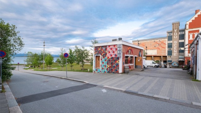 Baren Øst og Resepsjonen Bar & Kafé er også i umiddelbar nærhet. Tou Scene byr på blant annet konserter, og det er også flott uteområde med uteserveringer.