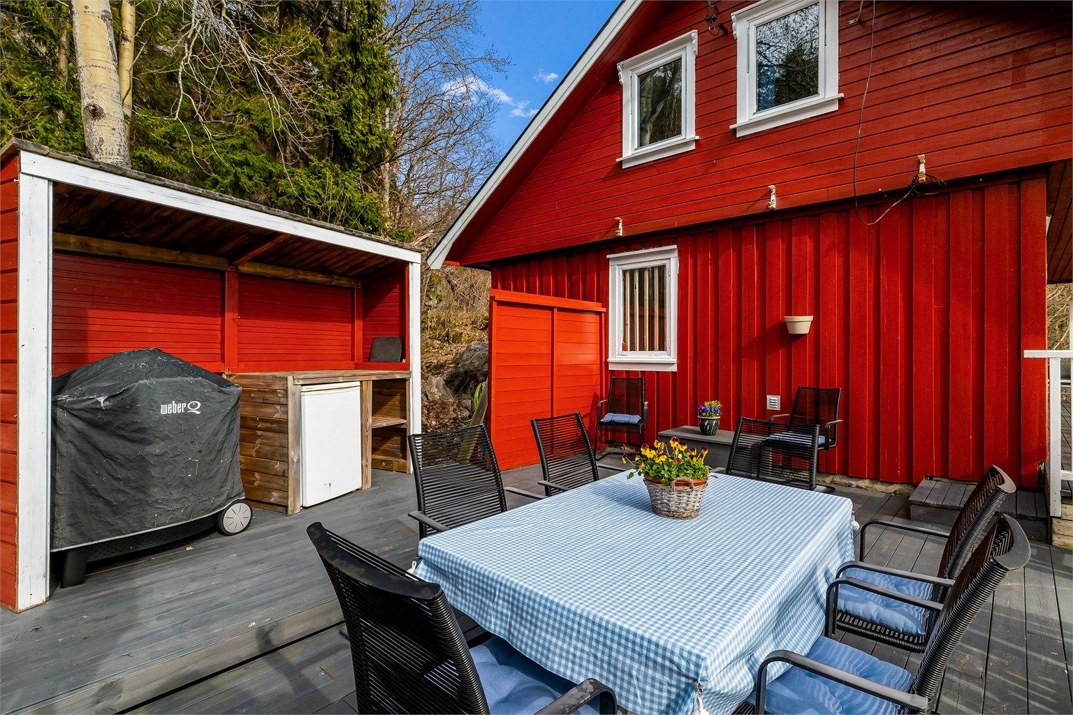 På denne delen av terrassen er det enkelt utekjøkken.