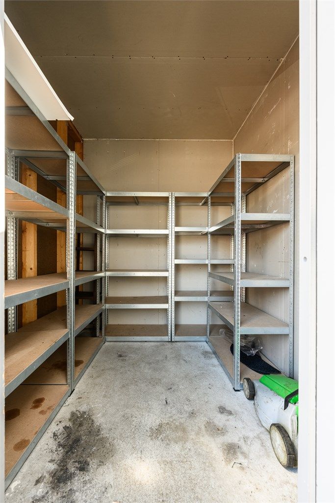 Praktisk utvendig bod på 5 m² for ekstra lagringsplass.