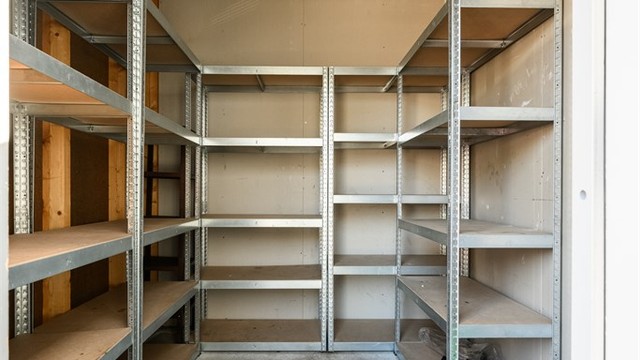Praktisk utvendig bod på 5 m² for ekstra lagringsplass.