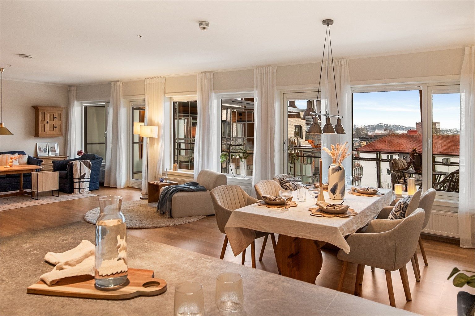 Leiligheten er delikat og tidløst innredet med lyse fargevalg og parkett/flis på gulv