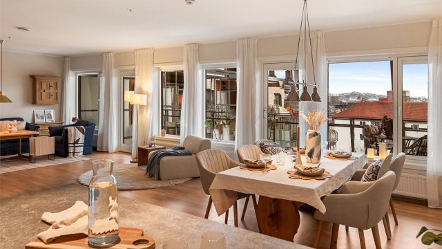 Leiligheten er delikat og tidløst innredet med lyse fargevalg og parkett/flis på gulv