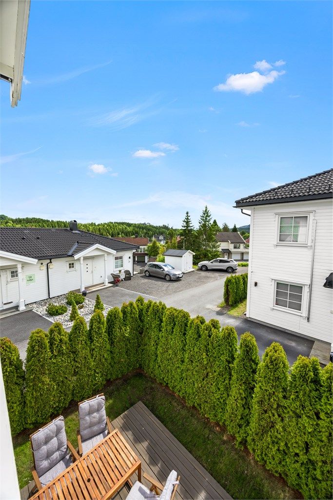 Fra eiendommen er det kort vei til marka, Li idrettsanlegg og Lihallen.