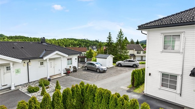Fra eiendommen er det kort vei til marka, Li idrettsanlegg og Lihallen.