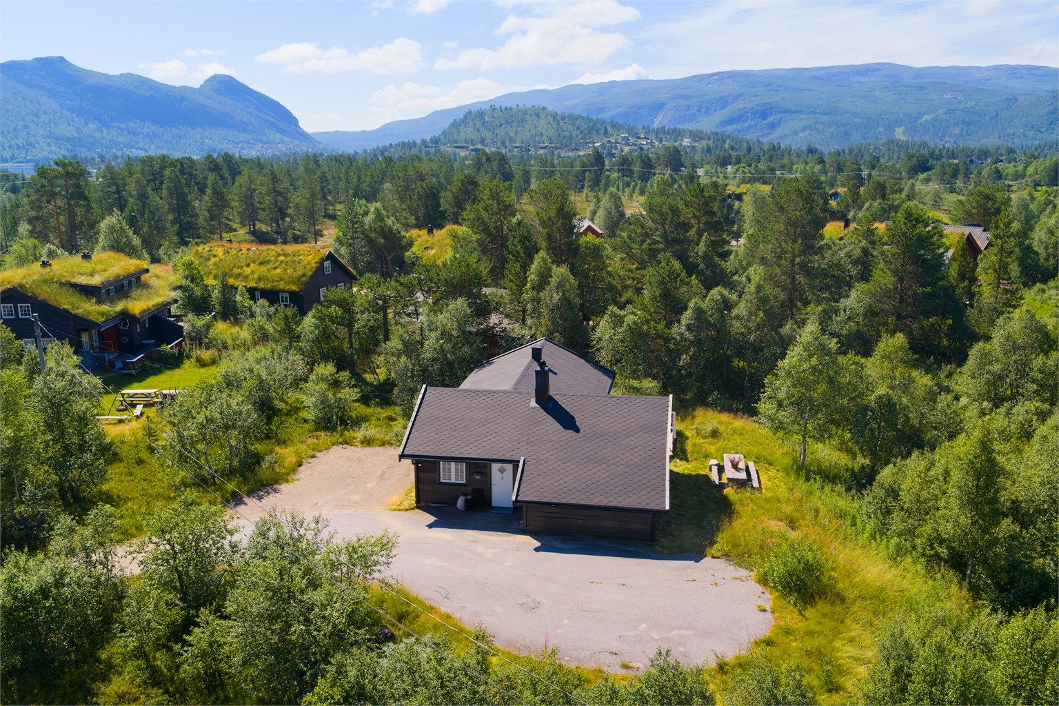 Velkommen til Vestvegen 1 - En hytte med svært attraktiv beliggenhet på Hovden! 5 min gåtur til sentrum og alle Hovdens fasiliteter. Stor usjenert tomt med mye sol! 