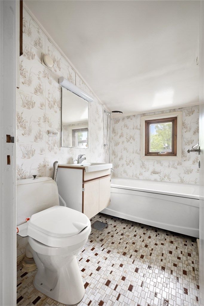 Badet i andre etasje er utstyrt med badekar og har flislagt gulv med gulvvarme. Det må påregnes totalrenovering.