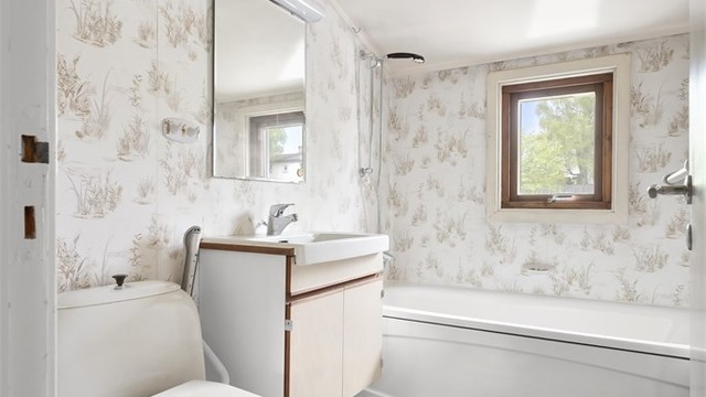Badet i andre etasje er utstyrt med badekar og har flislagt gulv med gulvvarme. Det må påregnes totalrenovering.