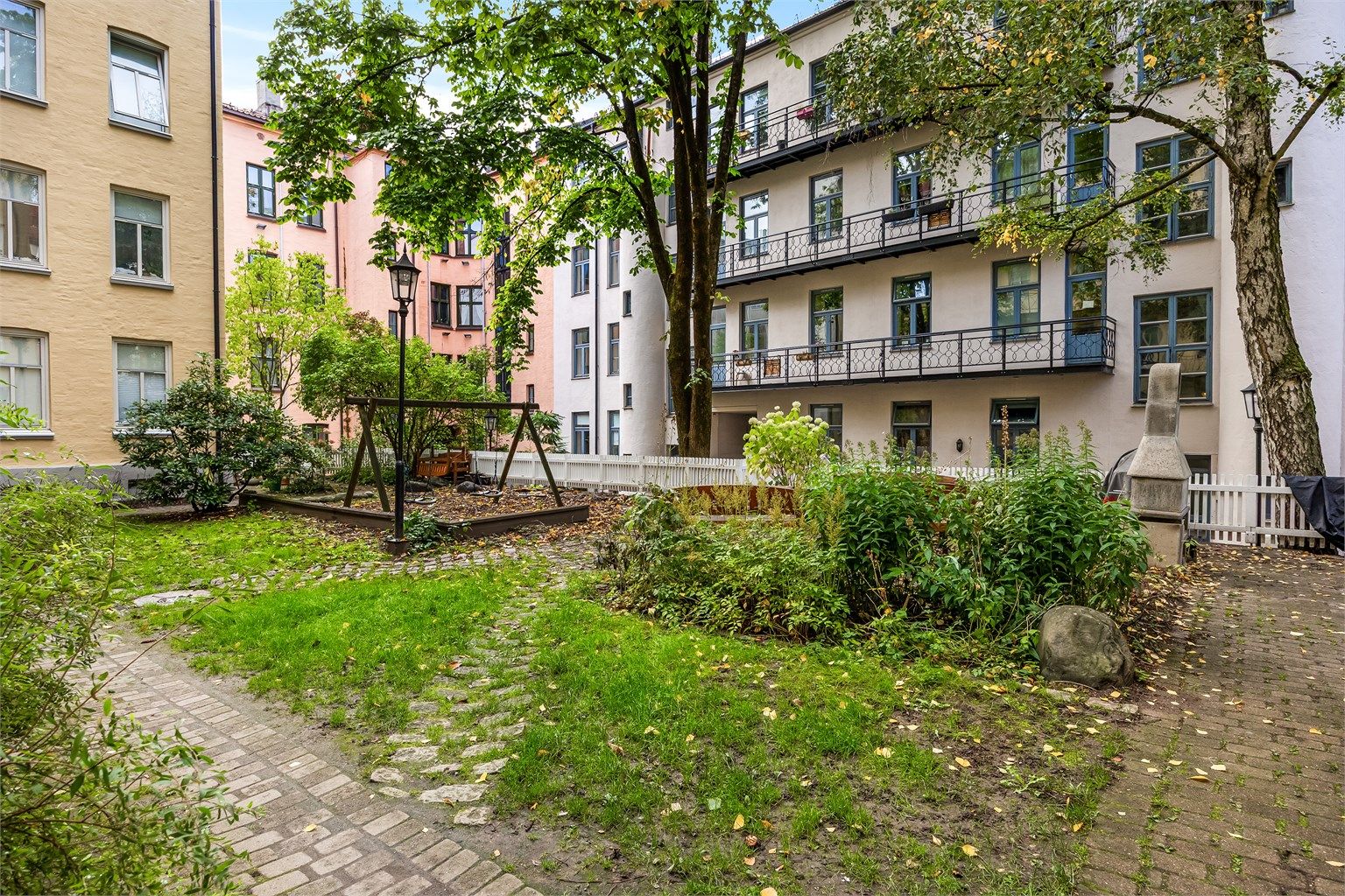 Bakgården har lekeplass for barna og grillplass for de voksne.