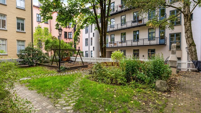 Bakgården har lekeplass for barna og grillplass for de voksne.