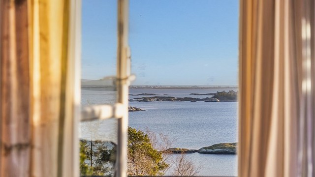 Herfra kan man se utover holmer og skjær så langt øyet rekker.