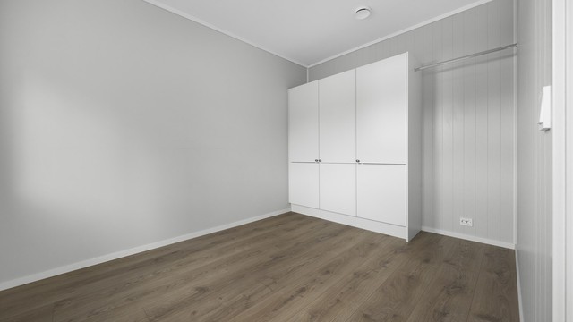 Soverom 2 (hovedsoverommet) har god plass til seng og er innredet med garderobeskap.