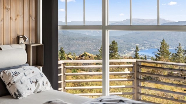 Eiendommen har unik beliggenhet i naturskjønne omgivelser i Vrådal Panorama med fantastisk utsikt utover området, Nisser, Vråvatn og omkringliggende fjellkjede.