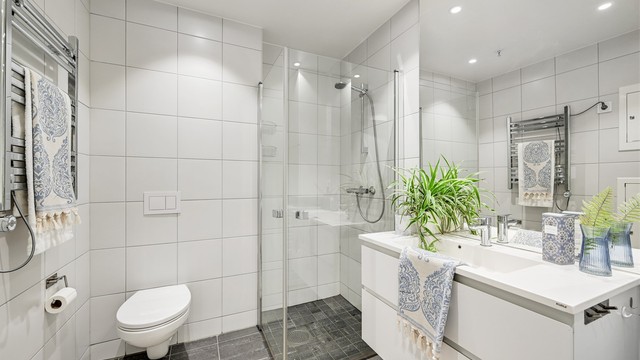 Badet er romslig med dusj og wc samt en nisje med opplegg til vaskemaskin og tørketrommel.